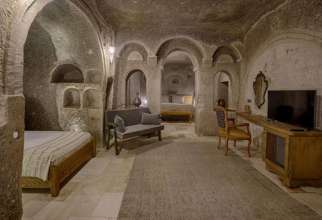 Hera Cave Suites