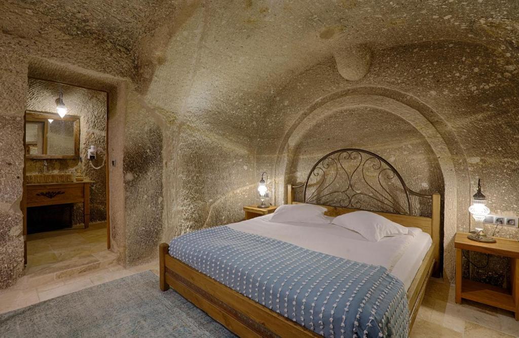 Hera Cave Suites