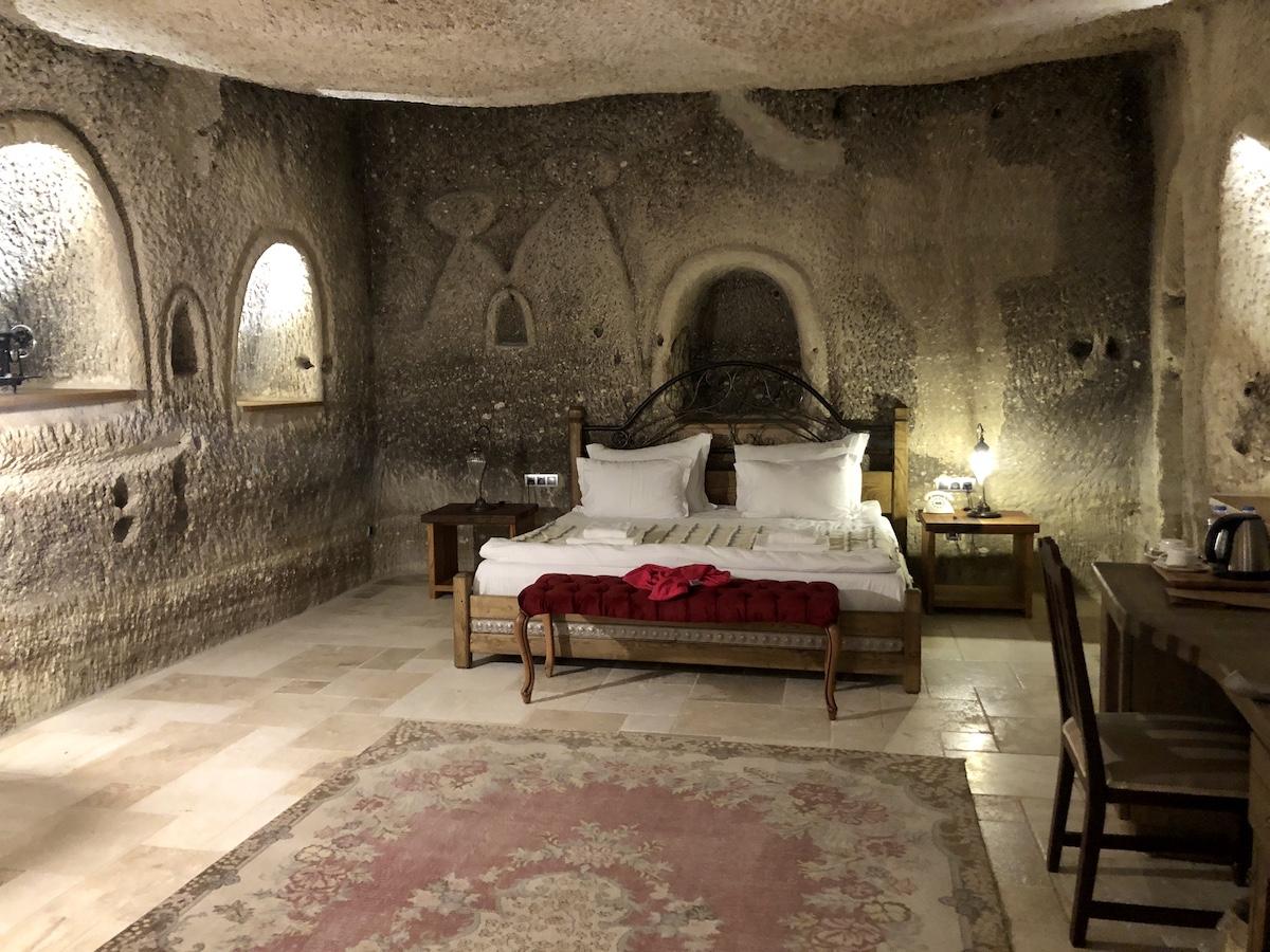 Hera Cave Suites