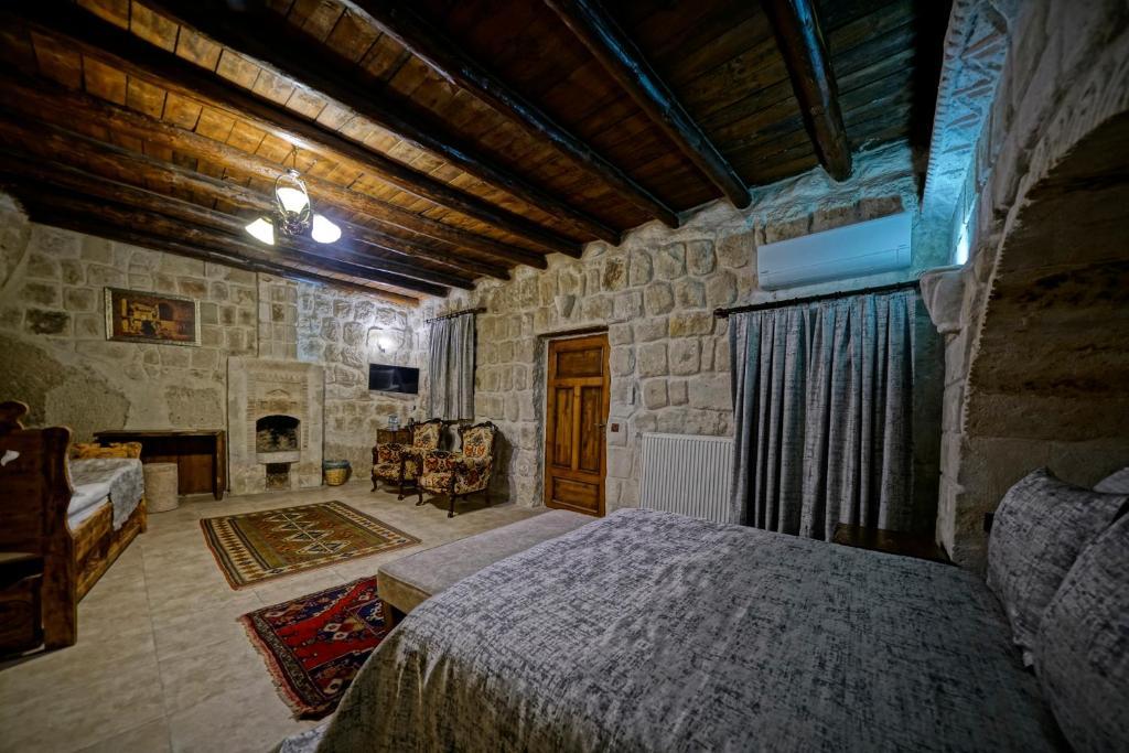 Holiday Cave Hotel