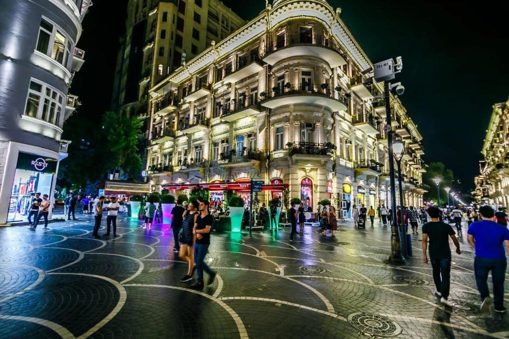 جولة باكو الليلية: استكشاف المدينة ليلاً