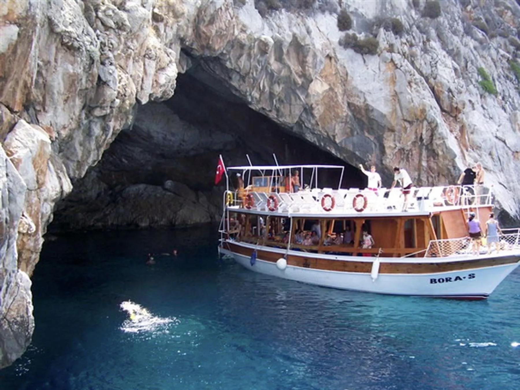 An unforgettable 4-day boat tour