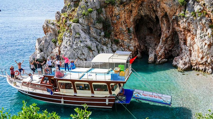 An unforgettable 4-day boat tour