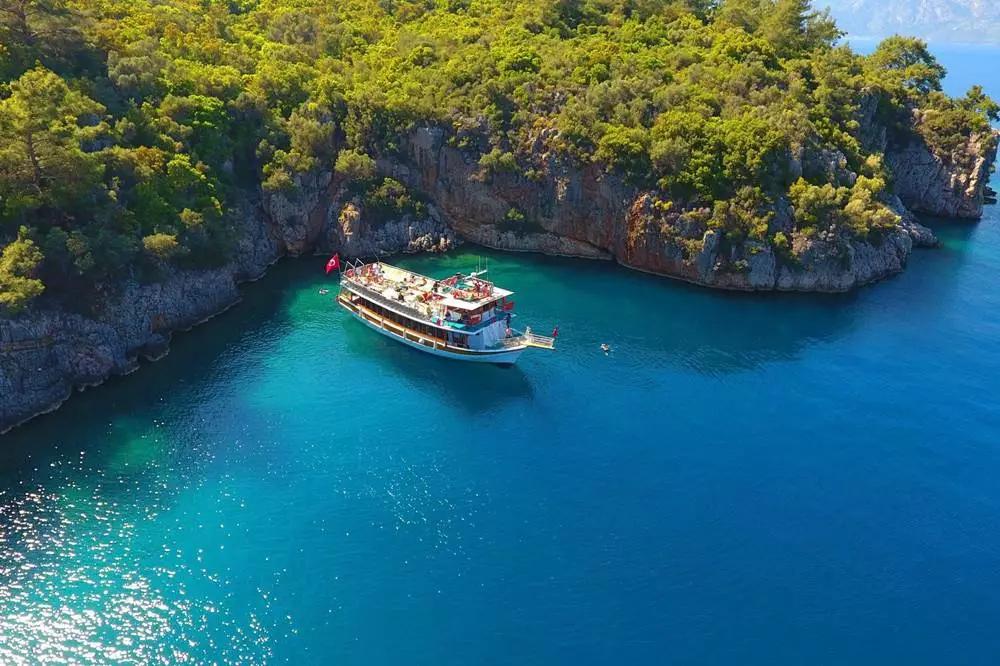 An unforgettable 4-day boat tour